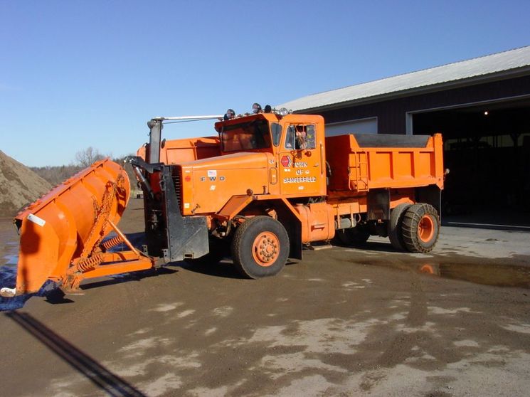 http://www.badgoat.net/Old Snow Plow Equipment/Trucks/FWD Trucks/FWD's of Upstate New York/GW745H558-9.jpg